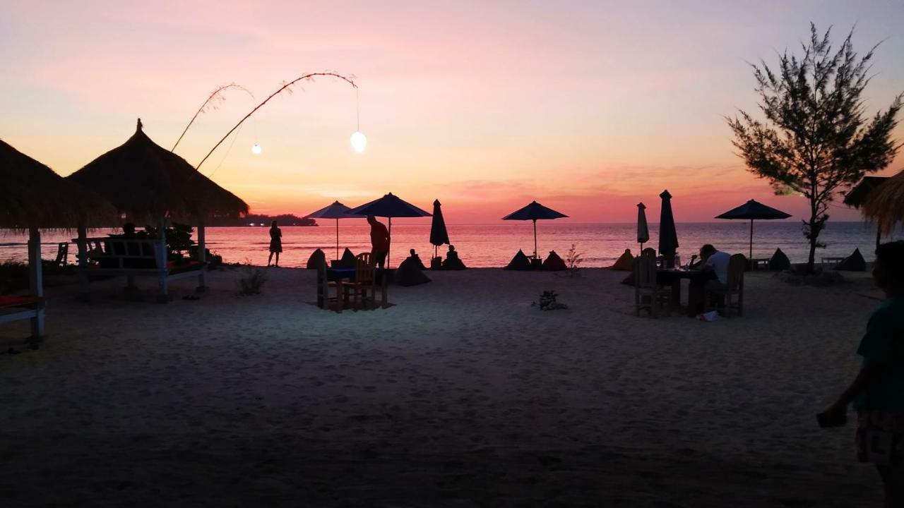 Sunset Beach Bungalow Gili Meno Bagian luar foto