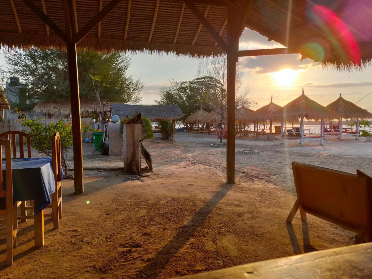 Sunset Beach Bungalow Gili Meno Bagian luar foto